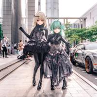 Para w strojach inspirowanych postaciami z gry, stylizacje z użyciem lateksu i maskek kigurumi - konwent anime
[Zdjęcie inspiracja – nie moje! Oddaje klimat i styl, który mi się podoba]