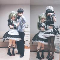 Para w cosplayu inspirowanym postaciami z gry, z maskami kigurumi - przygotowania do konwentu anime
[Zdjęcie inspiracja – nie moje! Oddaje klimat i styl, który mi się podoba]