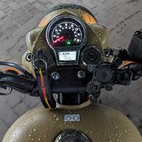 Motocykl w deszczu