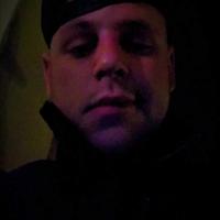 Na dłoniach krew i tusz, pomimo tylu złych wróżb, To miejsce ma w sobie coś, coś ciąglę ciągnie mnie tu..