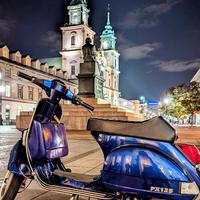 Vespa na nocnej przejażdżce po stolicy